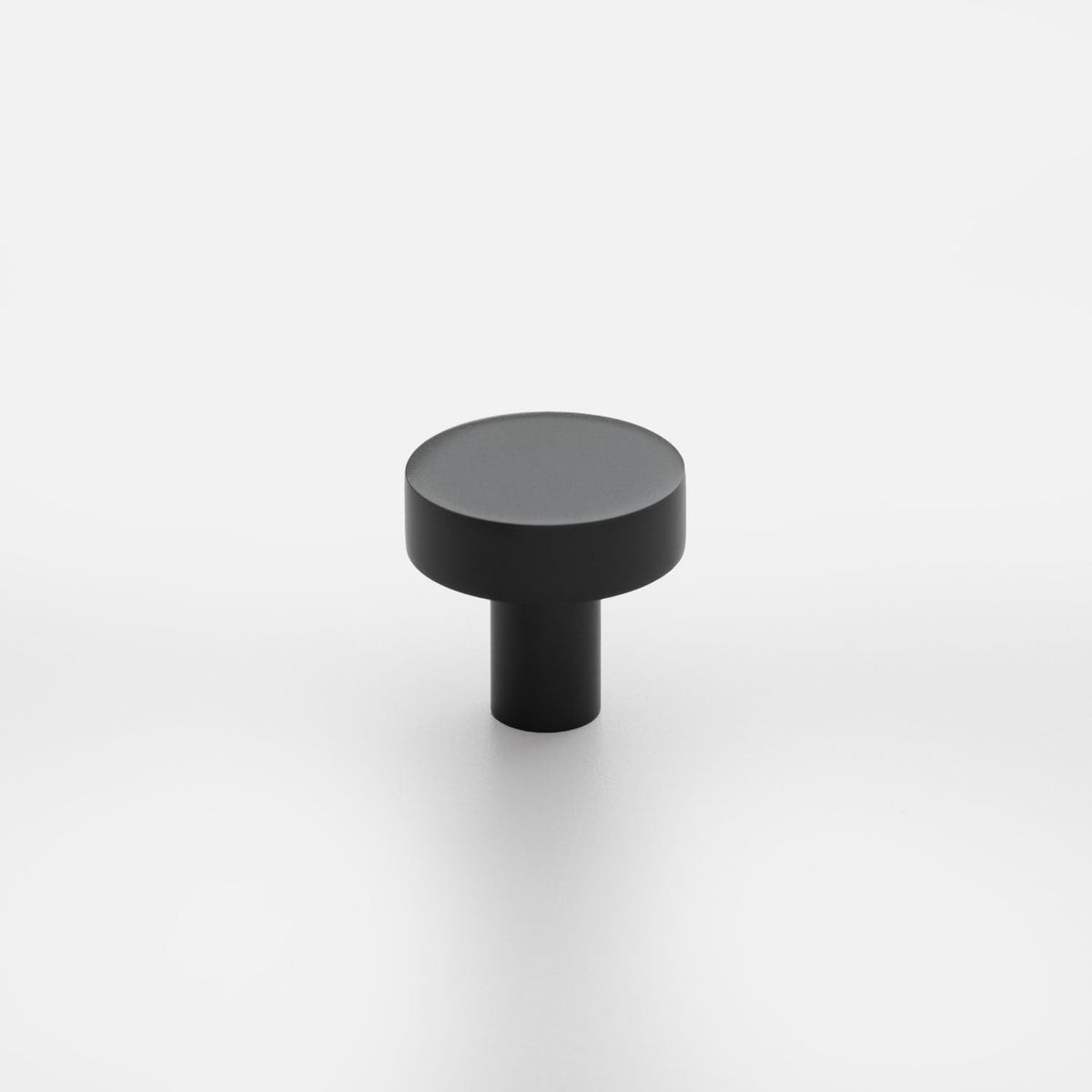 Front three-quarter view of Edgecliff Knob showcasing its black cylindrical design on a white background