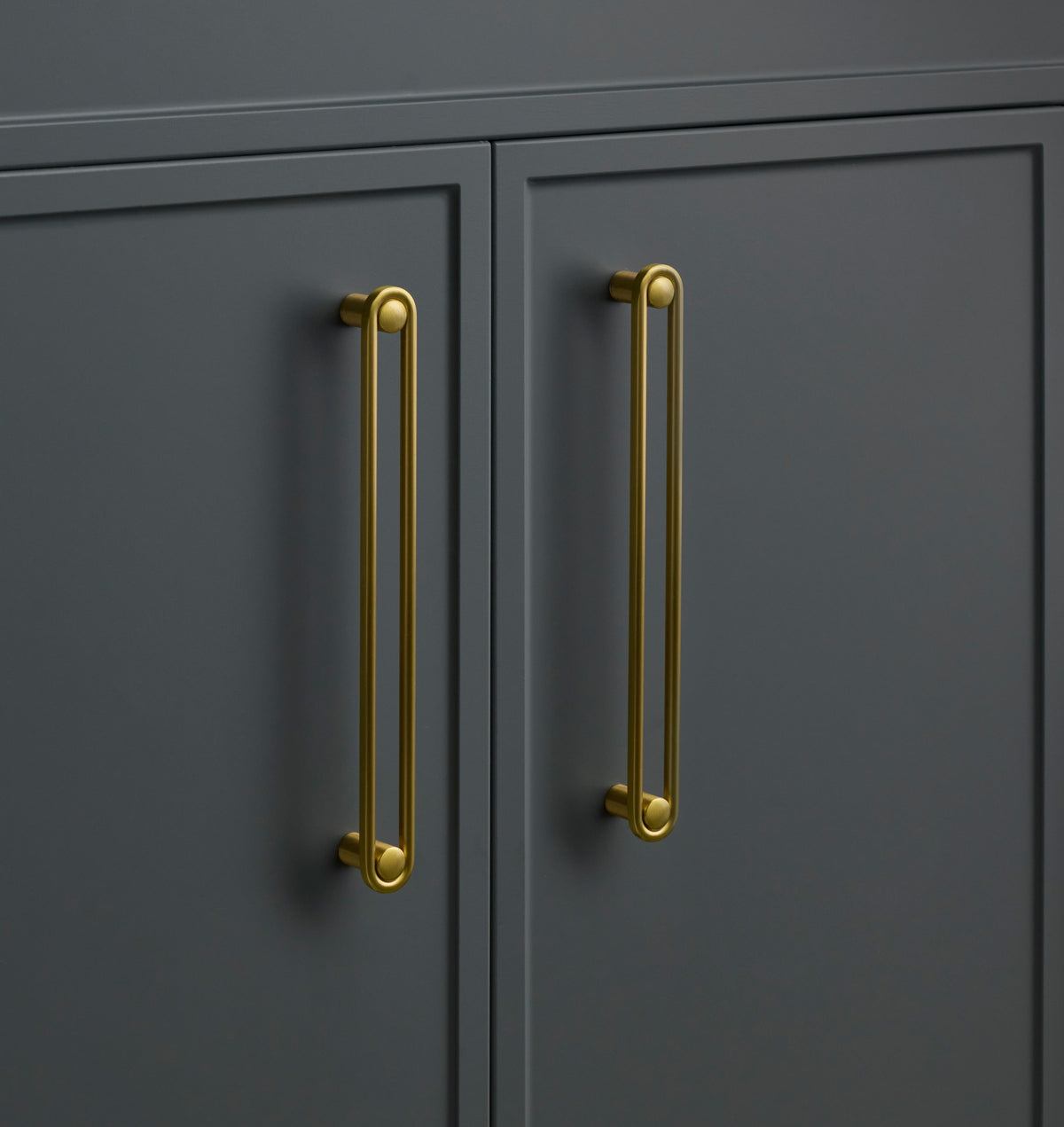 Front view of Landon Pull showcasing its vertical bar design on dark gray cabinet doors