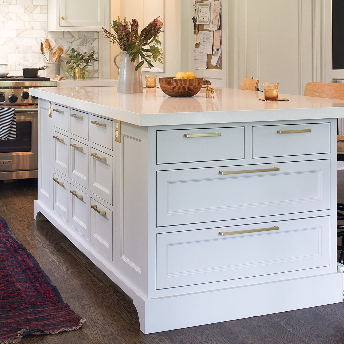 Kitchen island fitted with Edgecliff Pulls in a bright kitchen